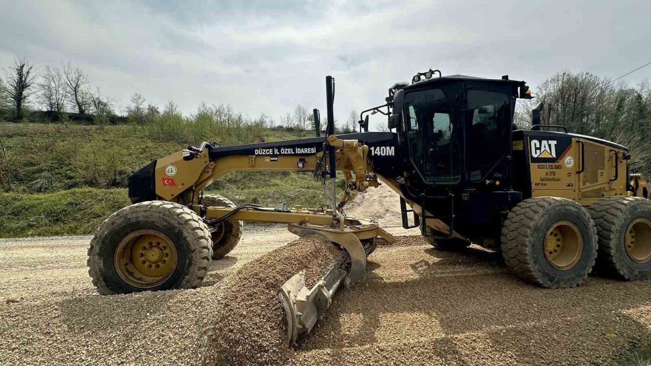 Düzce’de köy yollarında çalışmalar hız kazandı