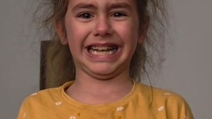 Düzce’de küçük kız İstiklal Marşı’nı hem okudu hem ağladı