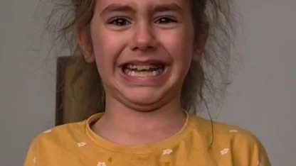 Düzce’de küçük kız İstiklal Marşı’nı hem okudu hem ağladı