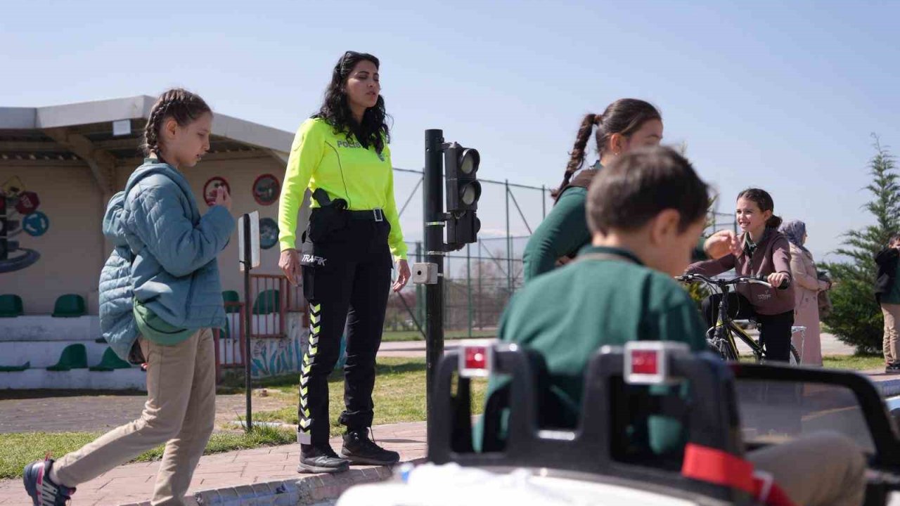 Düzce’de öğrenciler trafik kurallarını yaşayarak öğreniyor
