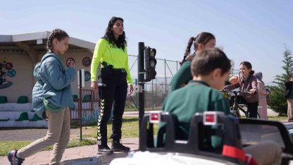 Düzce’de öğrenciler trafik kurallarını yaşayarak öğreniyor