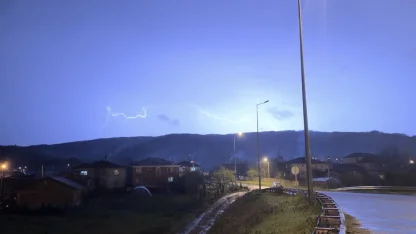 Düzce’de şimşeklerin ardından dolunay mest etti