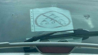 Elektrik şirketi bıktırınca tepkisini otomobilinin camına astığı özel tasarımlı afişle gösterdi