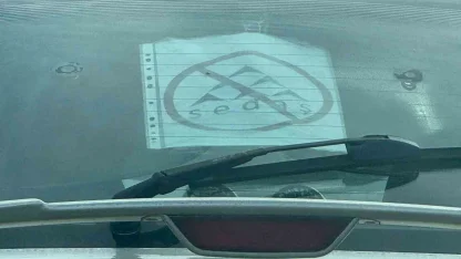 Elektrik şirketi bıktırınca tepkisini otomobilinin camına astığı özel tasarımlı afişle gösterdi