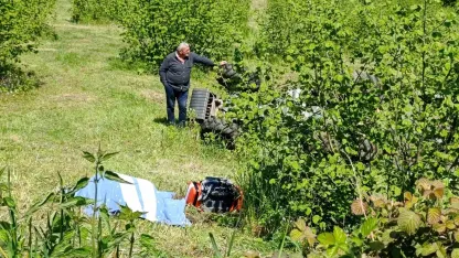 Emekli polis devrilen traktörün altında can verdi