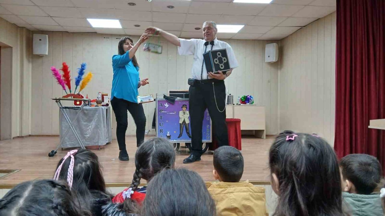 Emekli polis memuru memleketinde öğrencilere sihirbaz gösterisiyle unutulmaz anlar yaşattı