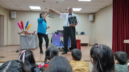 Emekli polis memuru memleketinde öğrencilere sihirbaz gösterisiyle unutulmaz anlar yaşattı