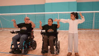 "Engellisiniz" diyenleri evlenerek, "yapamazsınız" diyenleri zeybek oynayarak susturdular