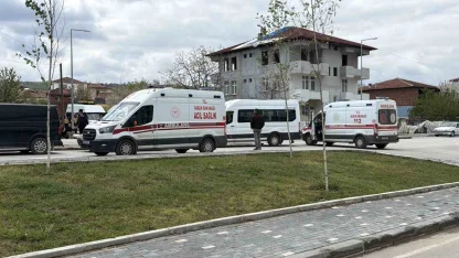 Erbaa’da öğrenci servisi ile otomobil çarpıştı: 10 öğrenci yaralandı