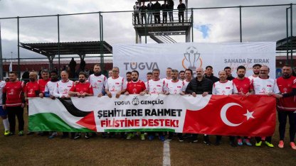 Erzurum protokolü ve Erzurumsporlu yıldızlar gençler için sahaya indi