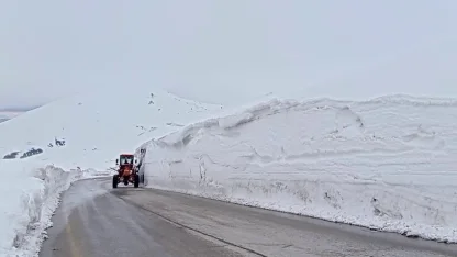 Erzurum’da 2 bin 885 rakımlı zorlu sınav: Palandöken Geçidi’nde kar ve tipi mesaisi