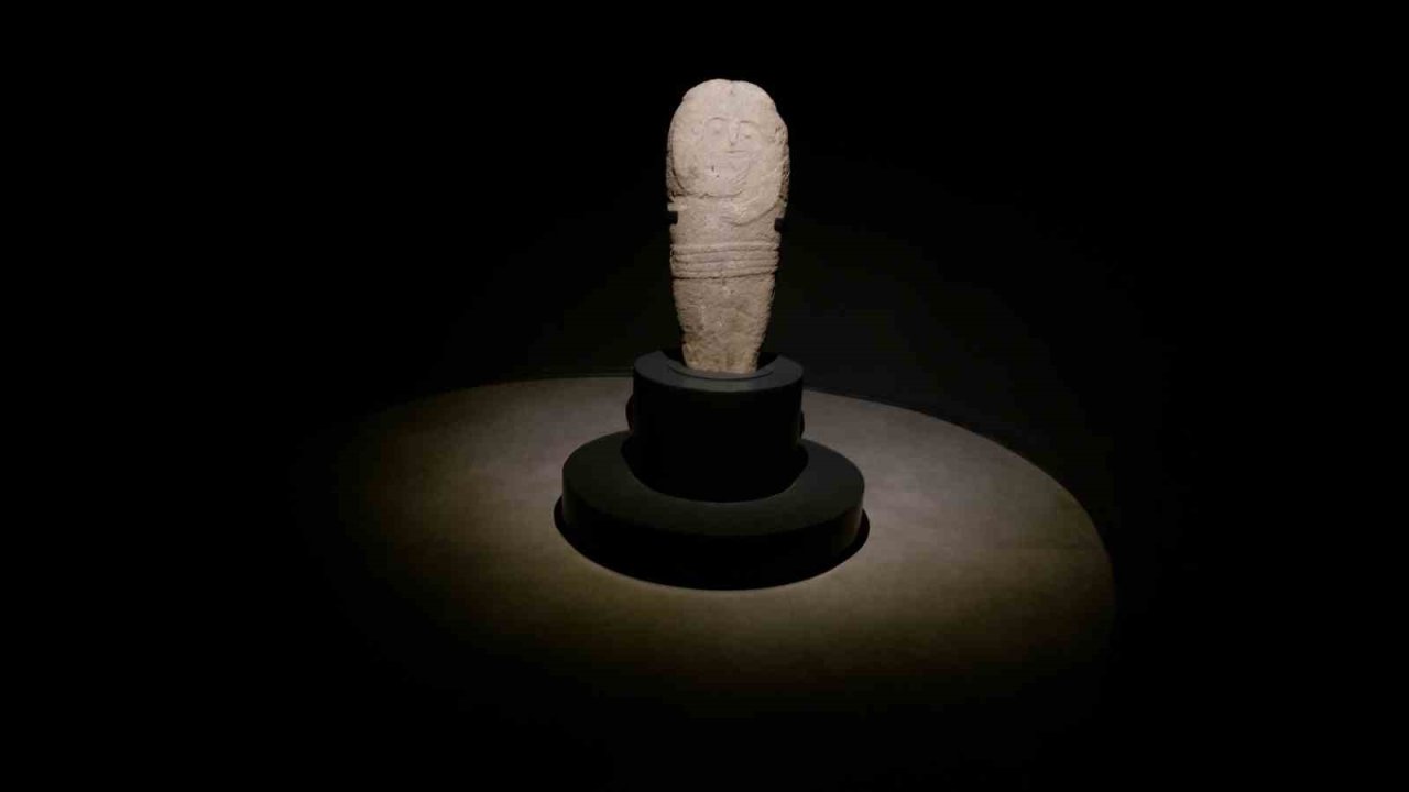 Erzurum’da bulunan 2 bin 500 yıllık ‘taş baba’ heykeli ziyaretçilerin ilgi odağı oldu