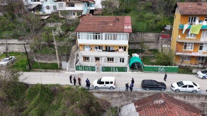 Evin çatısına ve önündeki çitlere yazılan yazılar ekipleri harekete geçirdi