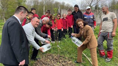 Gazeteciler, 19 yıl önce tadilat ettirdikleri okulda öğrencilerle buluşup hediye dağıttı