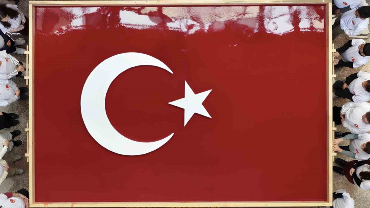 Geleneksel yöntemlerle dev Türk bayrağı yapıldı
