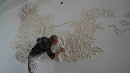 Genç sanatçı alçıyla duvarları resim tablosuna dönüştürüyor