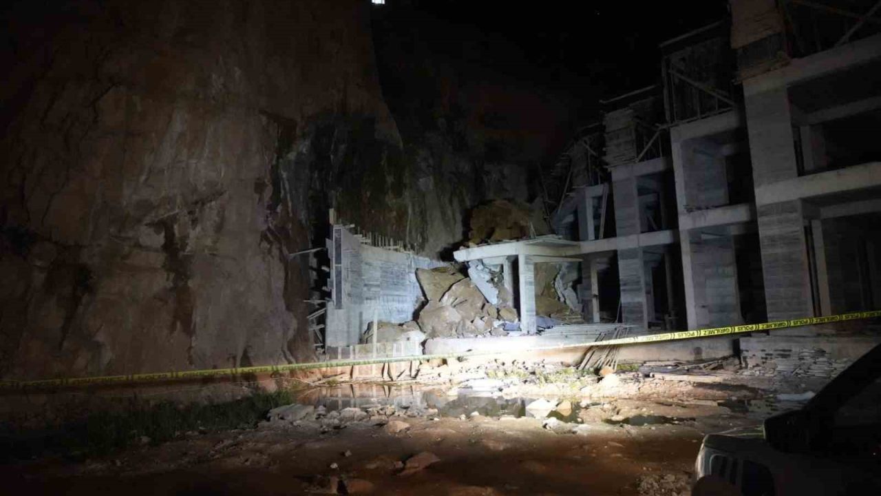 Gümüşhane’de yamaçtan kopan dev kayalar, inşaat halindeki binanın üstüne düştü