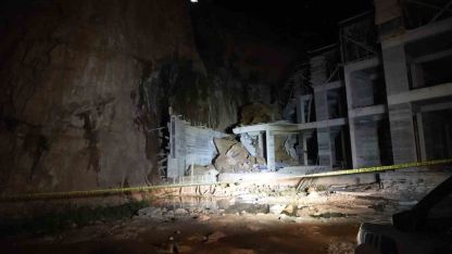 Gümüşhane’de yamaçtan kopan dev kayalar, inşaat halindeki binanın üstüne düştü