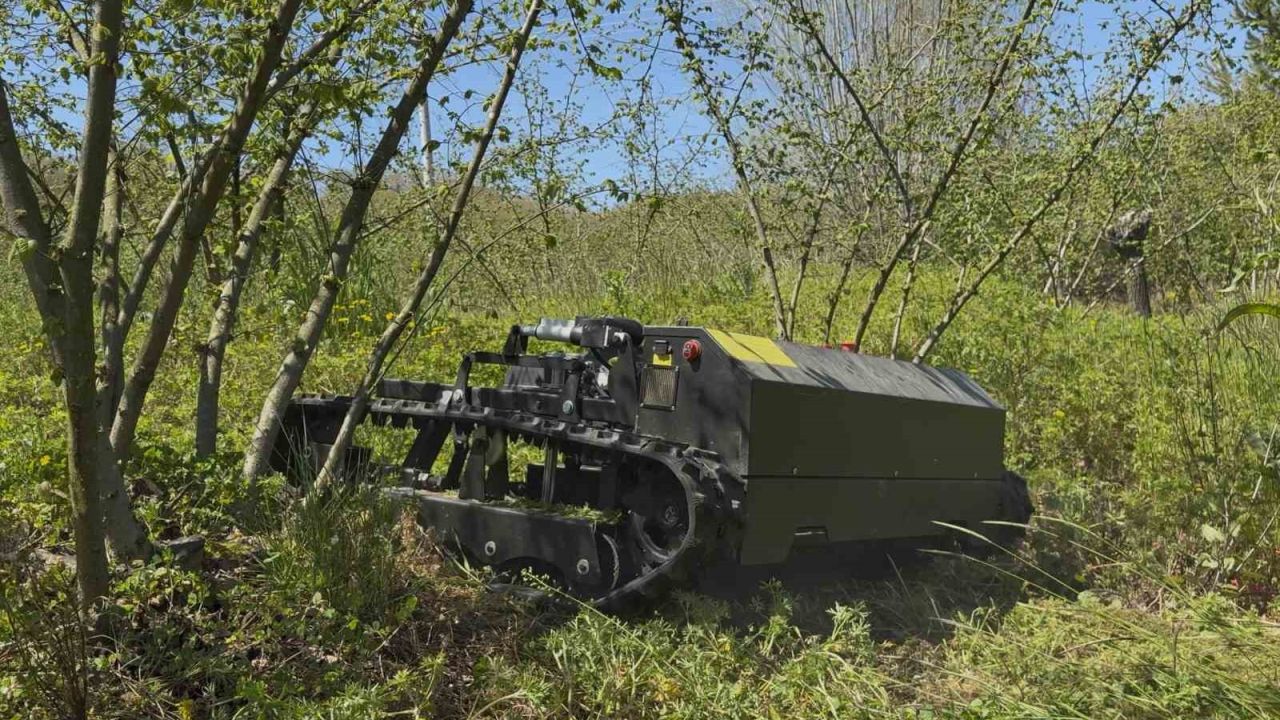 Günler süren işi 3 saatte bitiriyor, çiftçi ise hayretle izliyor