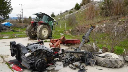 Hafif ticari araç ile çarpışan traktör ikiye bölündü: 5 yaralı