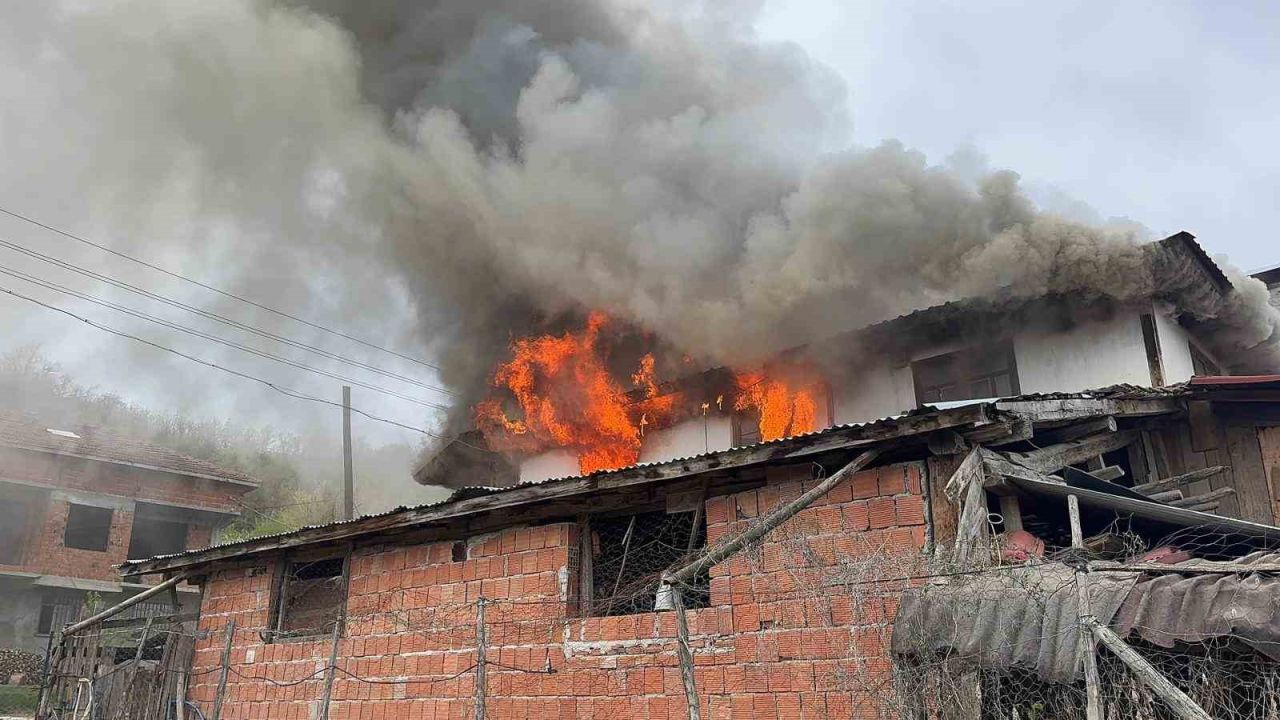 İki katlı ev alev alev yandı