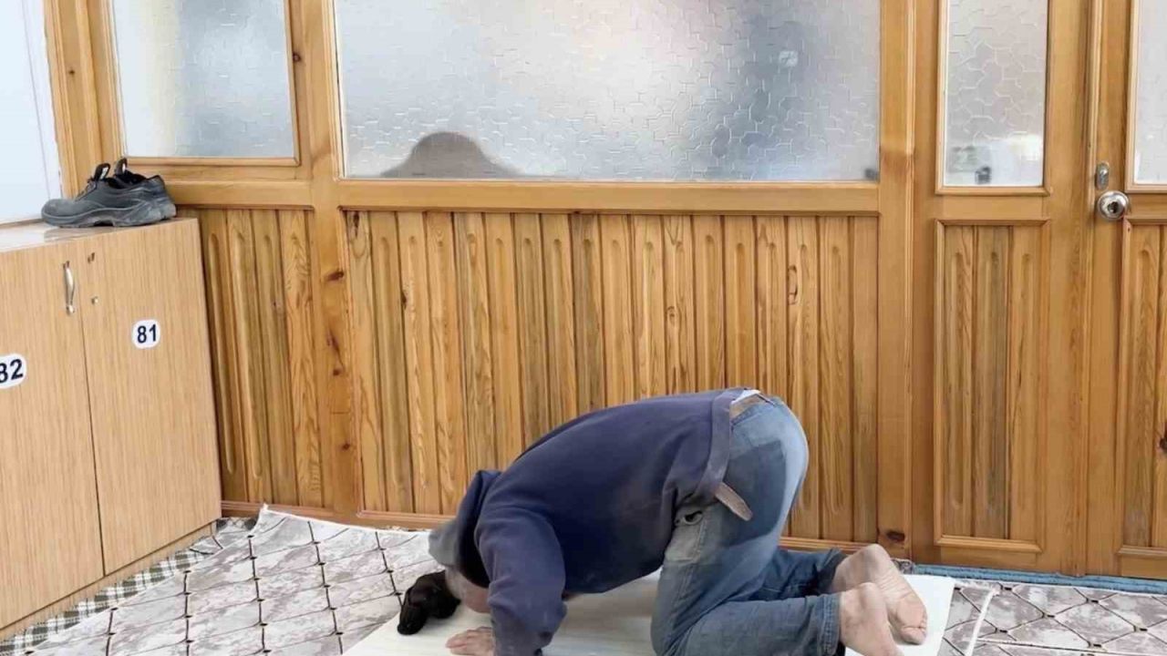 İnşaat işçisinden örnek davranış: Camiyi kirletmemek için nalburdan aldığı malzemenin üzerinde namazını kıldı