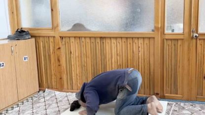 İnşaat işçisinden örnek davranış: Camiyi kirletmemek için nalburdan aldığı malzemenin üzerinde namazını kıldı