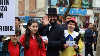 İzmit’te edebiyat kahramanları sokaklara indi