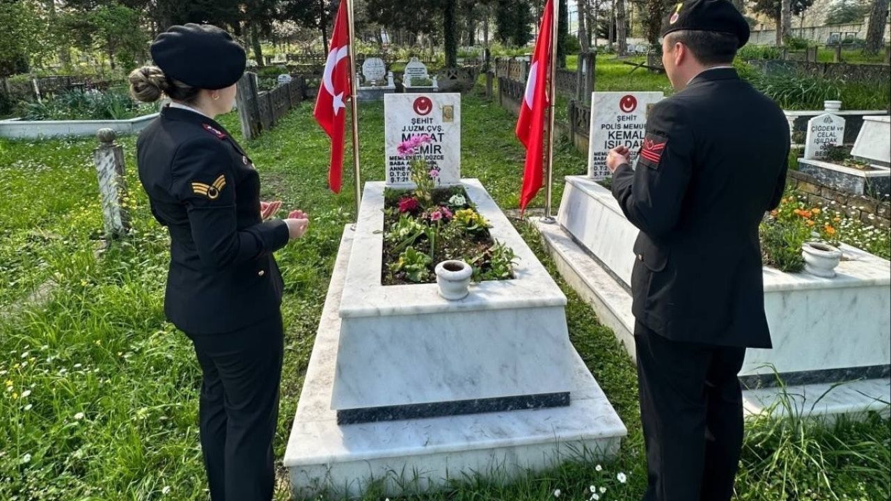 Jandarma şehit Demir’i kabri başında andı