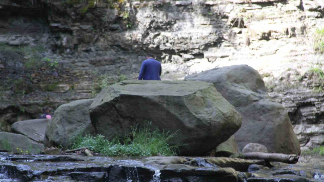 Kabaceviz Şelalesi’nde piknik yapan kardeşlerin üzerine kaya düştü: 1 ölü