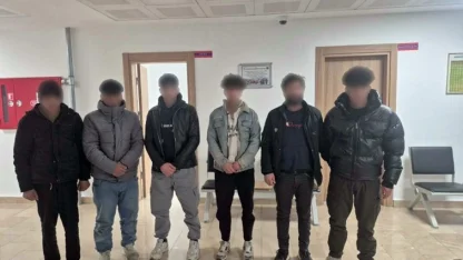 Kaçak göçmenler otomobil bagajında yakalandı