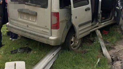 Kamyonet bariyerlere çarptı: 5 yaralı