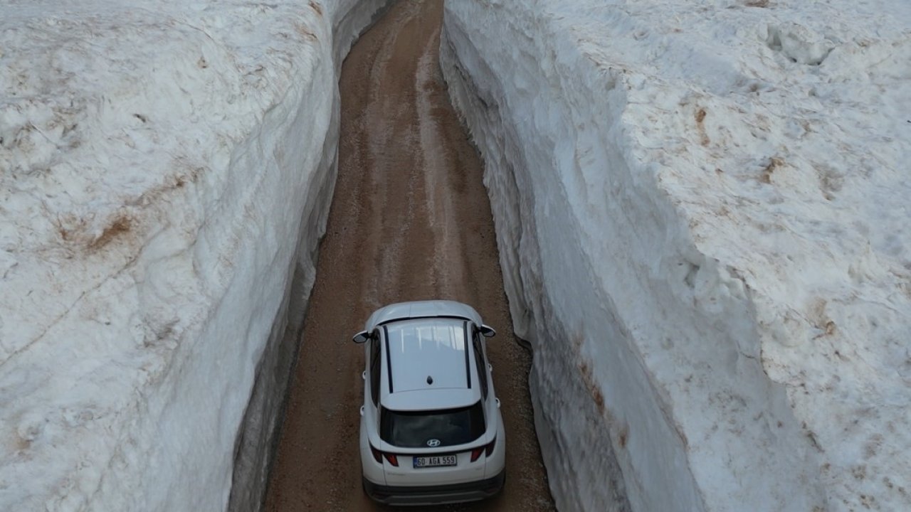 Kar duvarları arasında kalan yol görenleri hayrete düşürdü