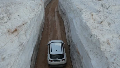Kar duvarları arasında kalan yol görenleri hayrete düşürdü