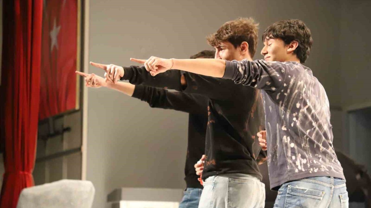 Karabük’te gençler tiyatro sahnesinde yarıştı