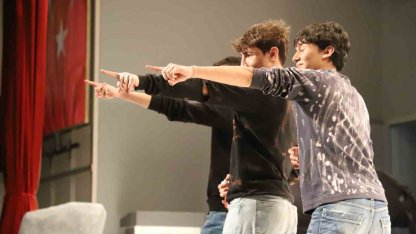 Karabük’te gençler tiyatro sahnesinde yarıştı