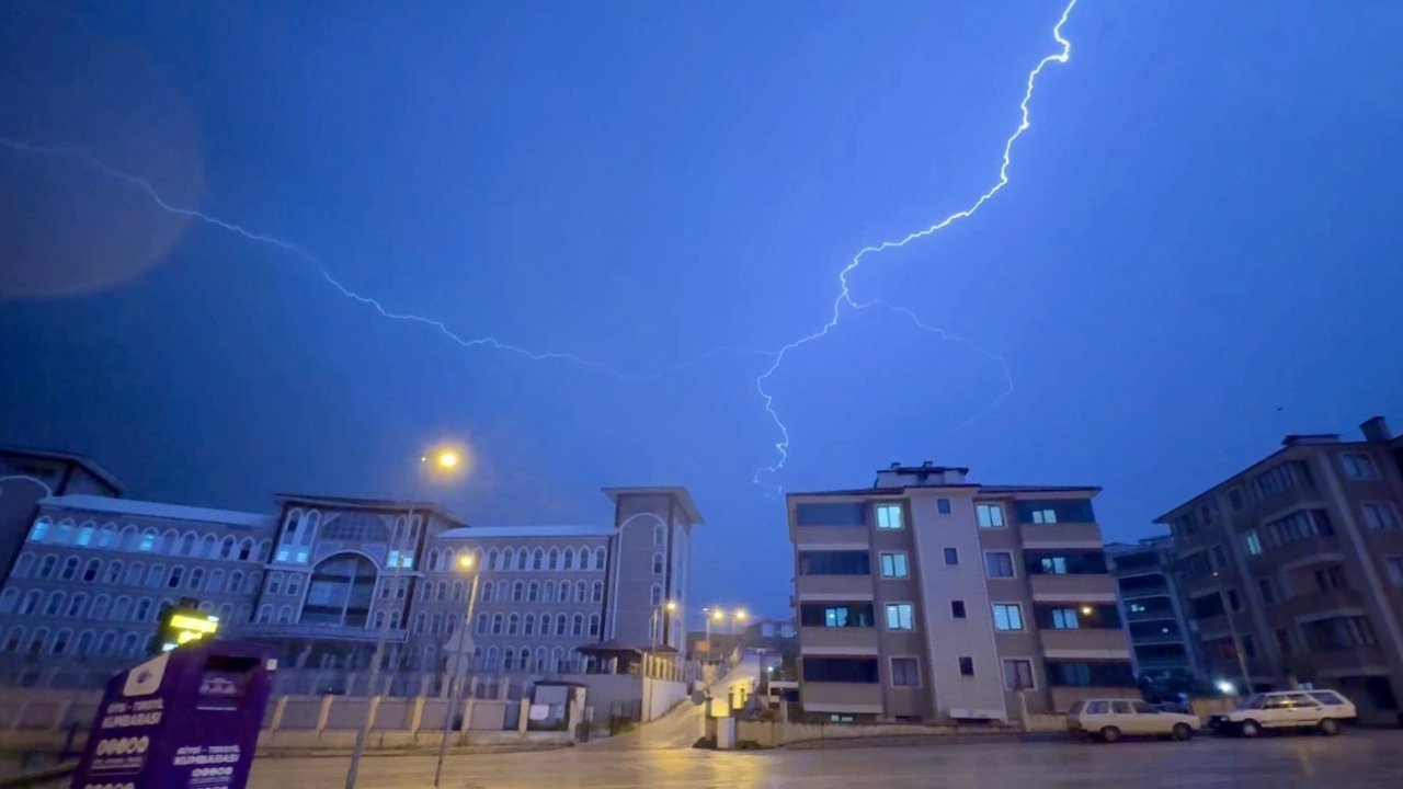 Karabük’te sağanak etkili oldu, şimşekler gökyüzünü aydınlattı