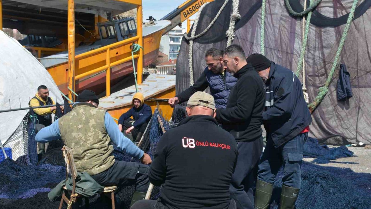 Karadenizli balıkçılar sezon sonunda ağlarını onarıyor
