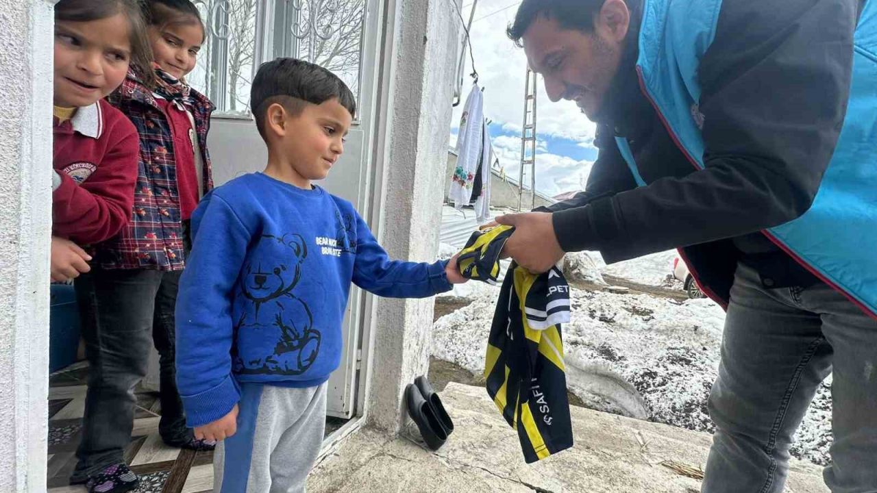 Karayazı Kaymakamı Titiz’den çocuklara anlamlı sürpriz