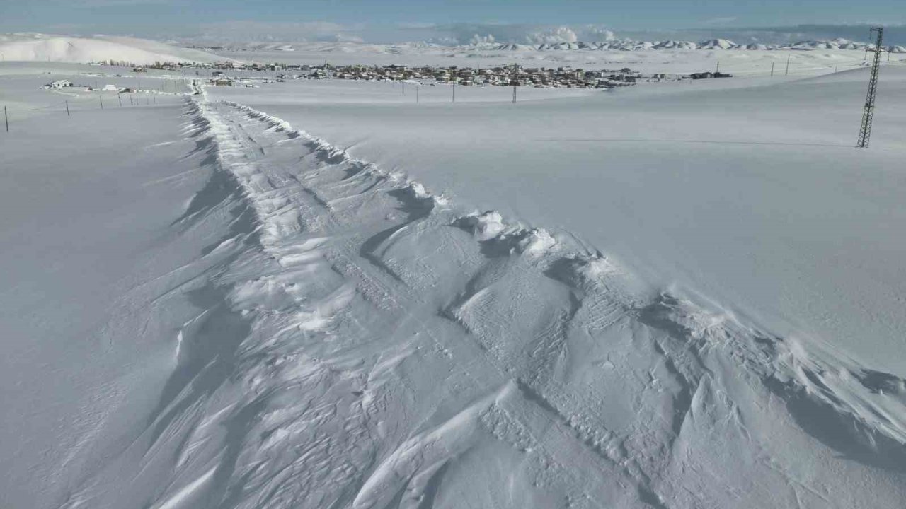 Karayazı’da karla mücadele: Kapalı yollar açıldı, öğrenciler okullarına ulaştı