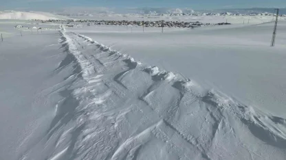 Karayazı’da karla mücadele: Kapalı yollar açıldı, öğrenciler okullarına ulaştı