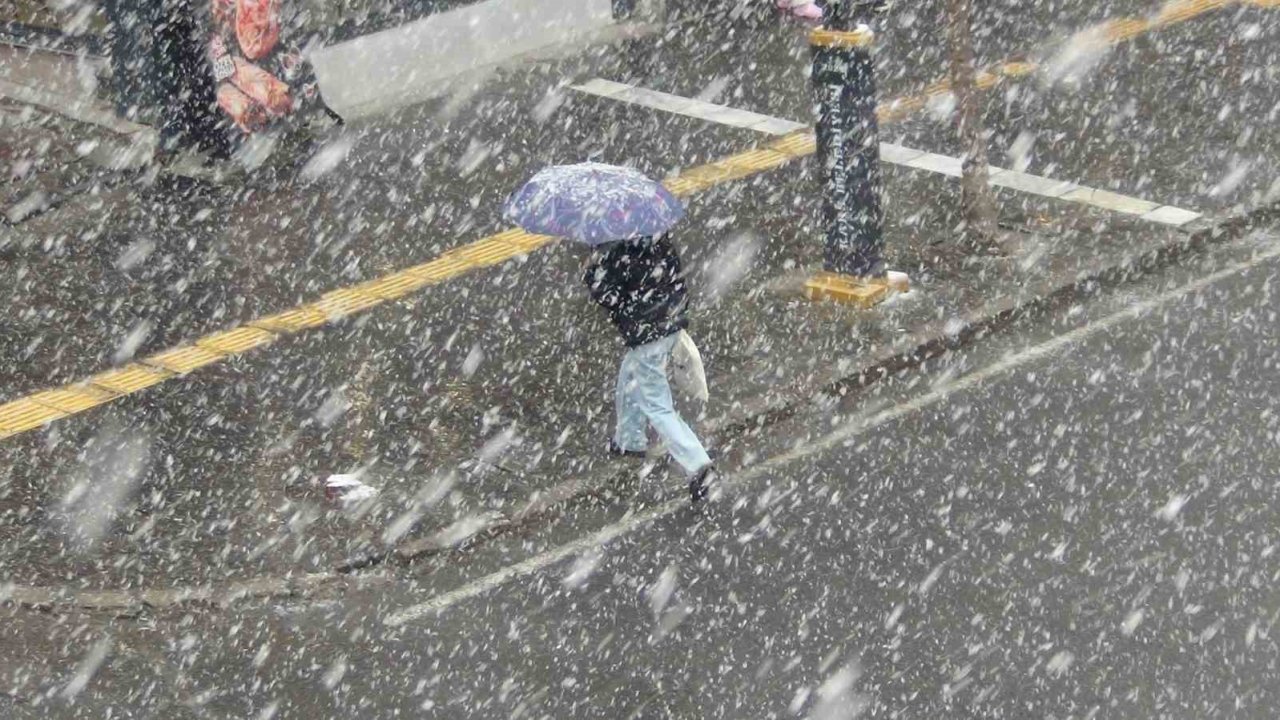 Kars’a kar biranda geldi her taraf bembeyaz oldu