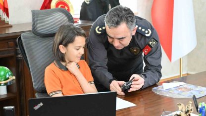 Kars’ta 23 Nisan coşkusu: İlkokul öğrencisi emniyet müdürü koltuğuna oturdu