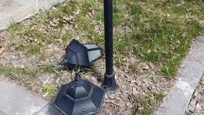 Kars’ta Valilik Parkı’nın ışıklandırma lambaları kırıldı