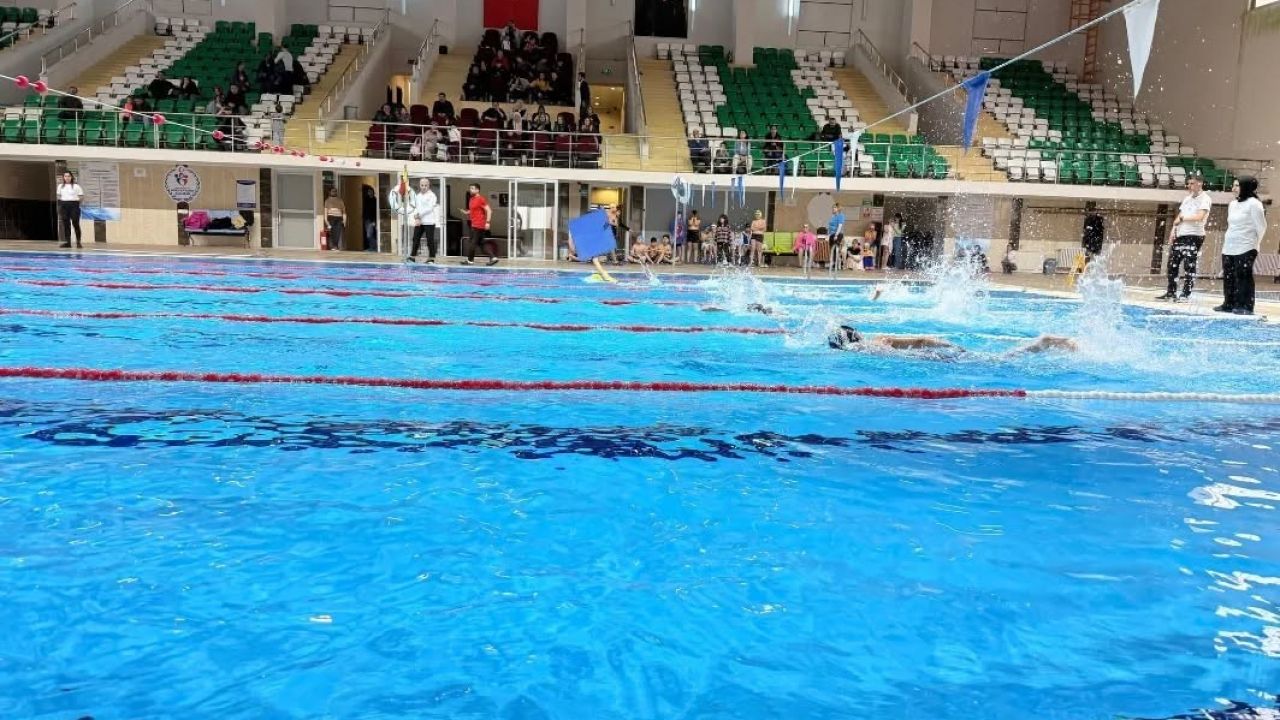 Kars’ta yüzme şöleni: Minik sporcular yarı final biletini aldı