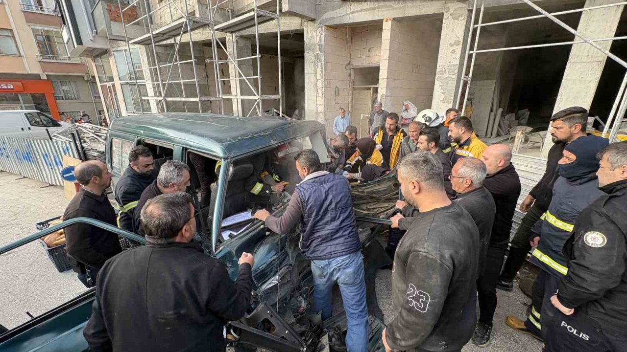 Kastamonu’da ekmek taşıyan fırın araçları çarpıştı: 3 yaralı