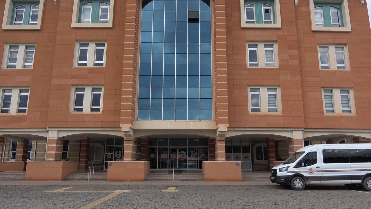 Kavga ettiği husumetlisini öldüren sanığa haksız tahrik indirimi