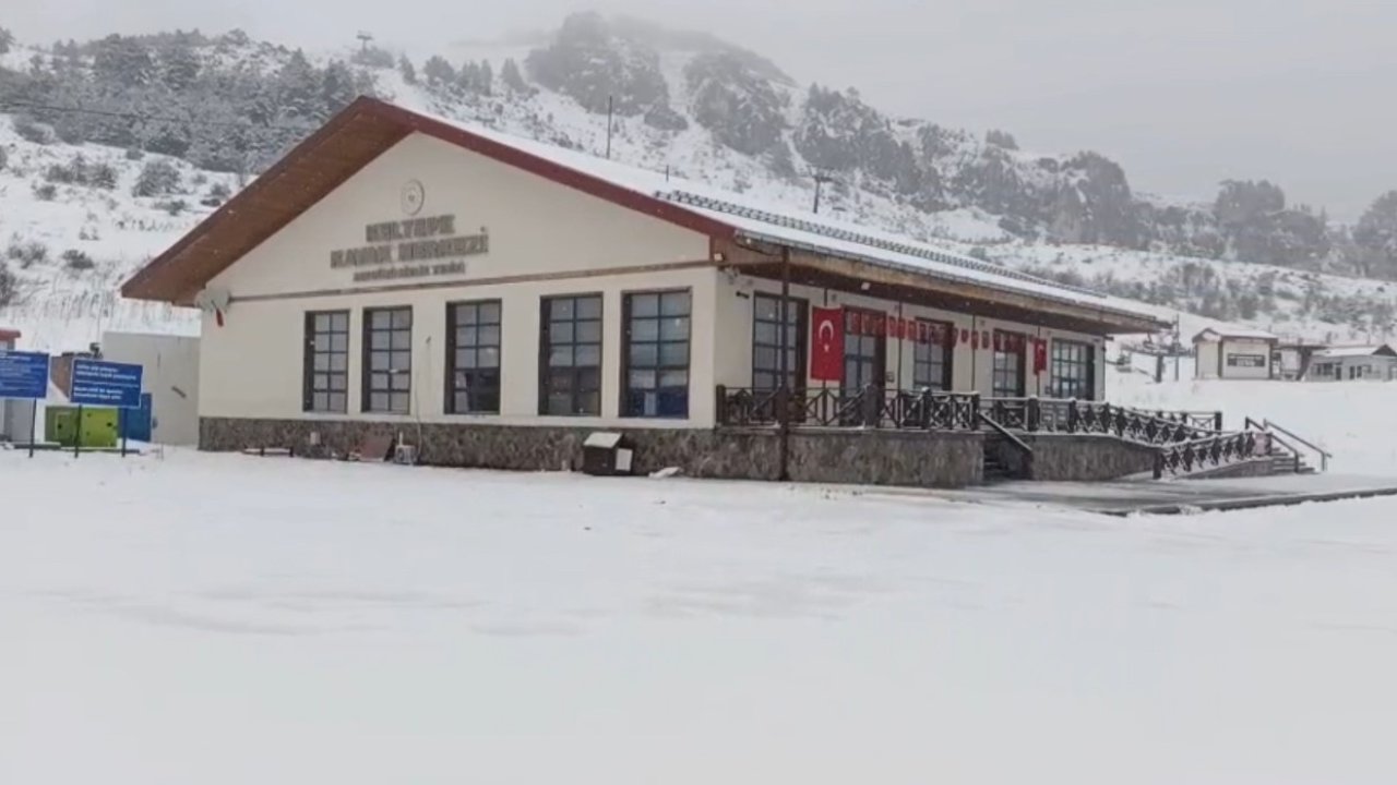 Keltepe Kayak Merkezi nisan ayında beyaz örtüyle kaplandı