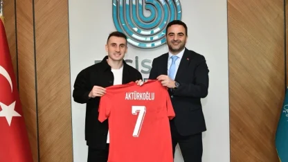 Kerem Aktürkoğlu’ndan Başkan Özlü’ye forma hediyesi