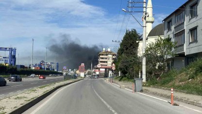 Kocaeli’de plastik ve promosyon fabrikası alevlere teslim oldu